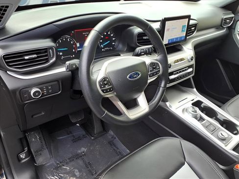 Used 2022 Ford Explorer XLT w/ Equipment Group 202A image 16