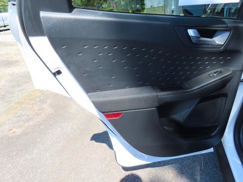 Used 2020 Ford Escape SE FWD image 18