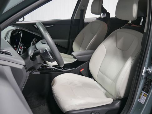 Used 2023 Kia Niro EX image 10
