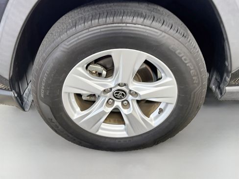 Used 2021 Toyota RAV4 XLE FWD image 14