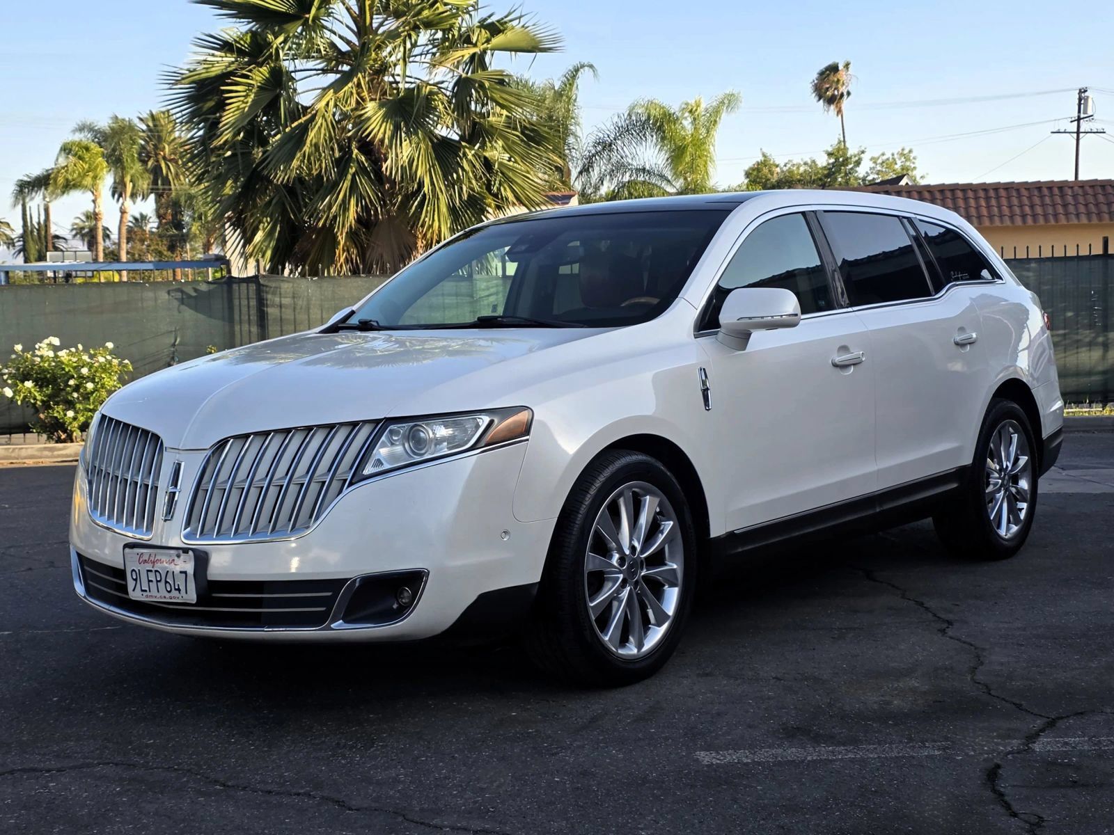 Used 2012 Lincoln MKT AWD image 1