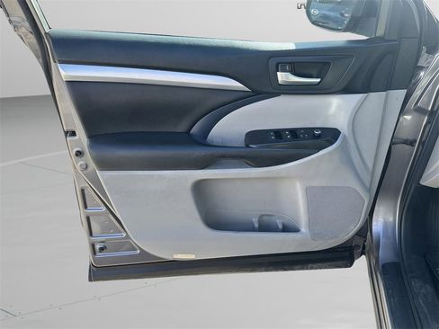 Used 2018 Toyota Highlander XLE image 9