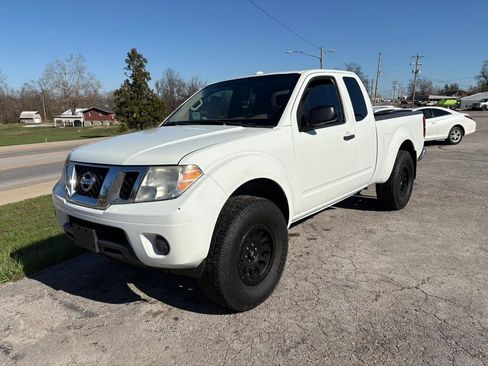 Used 2017 Nissan Frontier SV image 3