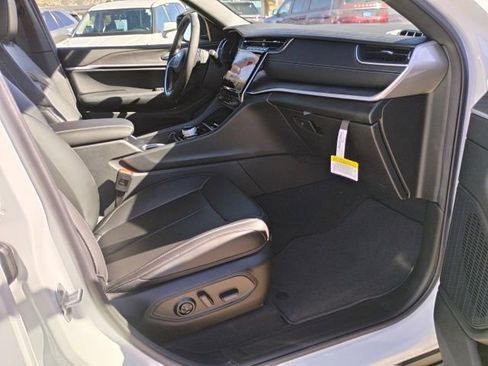 New 2025 Jeep Grand Cherokee Limited image 23