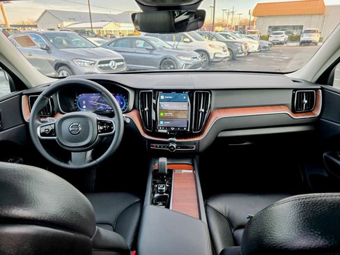 Used 2024 Volvo XC60 B5 Plus image 37