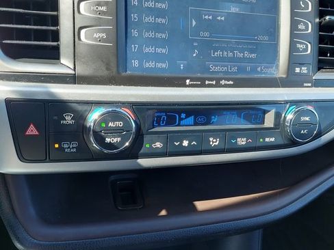 Certified 2019 Toyota Highlander XLE w/ Preferred Accessory Package image 41