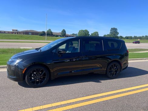 New 2027 Chrysler Pacifica Limited w/ S Appearance Package FWD image 8