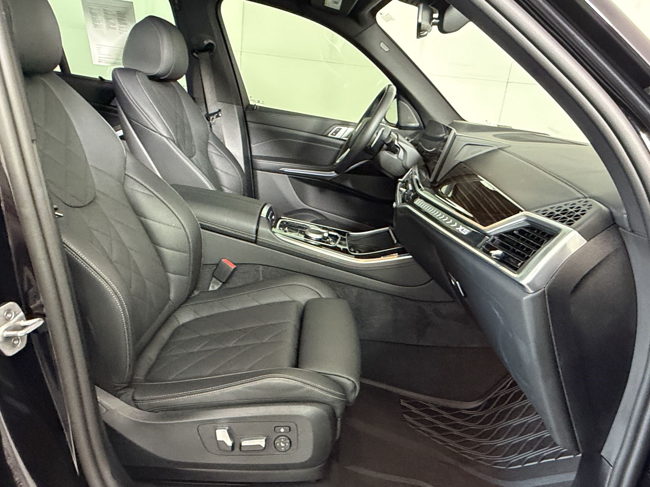 Used 2025 BMW X5 xDrive50e AWD/4WD image 25