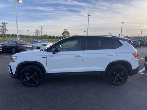Used 2023 Volkswagen Taos SE w/ Panoramic Sunroof Package AWD/4WD image 4
