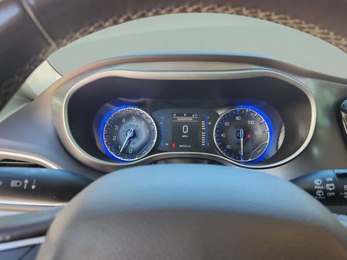 Used 2019 Chrysler Pacifica Touring-L image 11