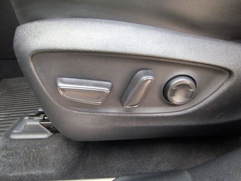 Used 2021 Toyota Highlander XLE image 17