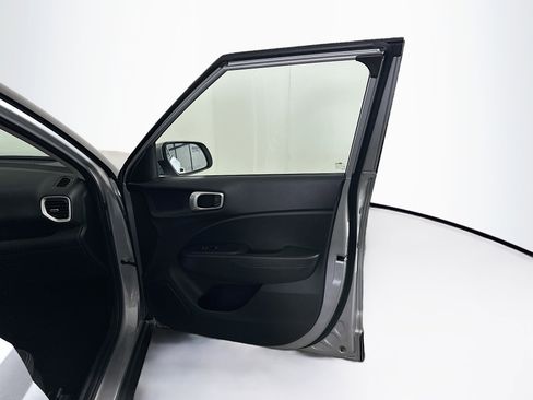 Used 2025 Hyundai Venue SEL image 32