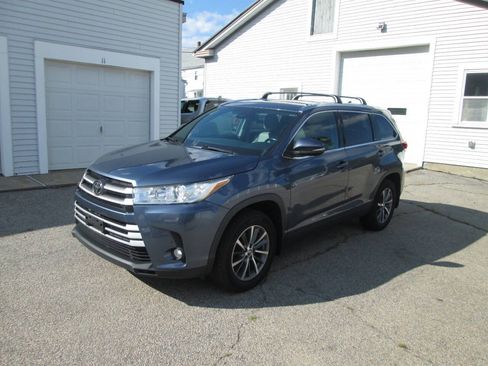 Used 2019 Toyota Highlander XLE AWD/4WD image 2
