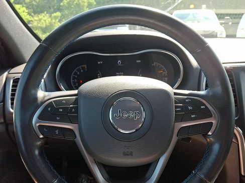 Used 2019 Jeep Grand Cherokee Laredo AWD/4WD image 19
