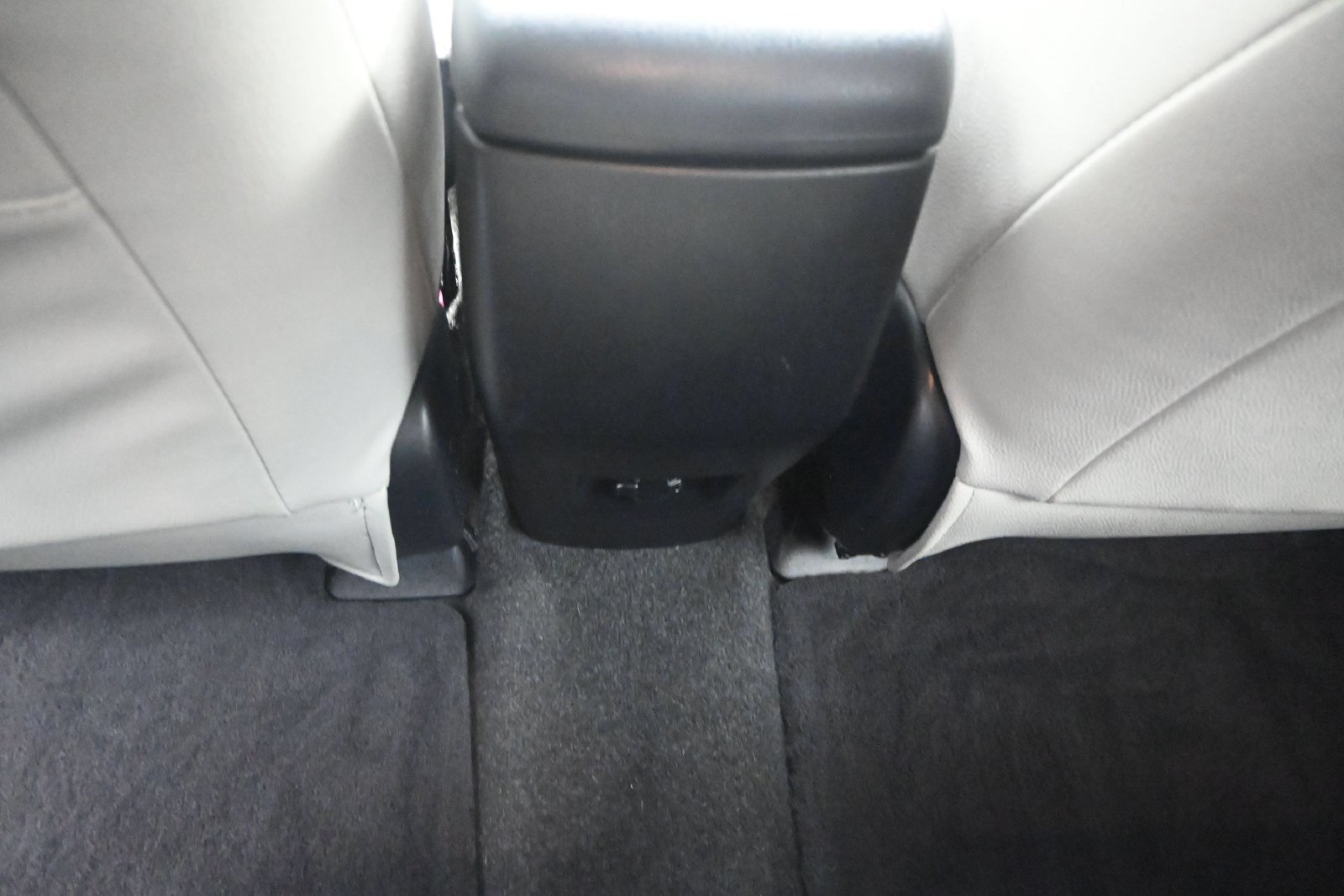 Used 2018 Toyota RAV4 LE FWD image 18