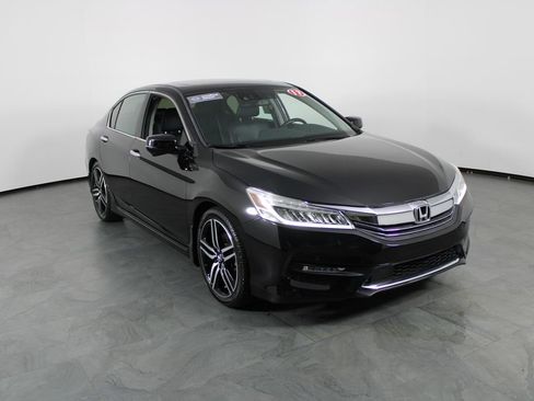 Used 2017 Honda Accord Touring image 5