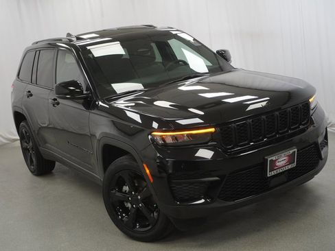 Used 2023 Jeep Grand Cherokee Altitude image 9
