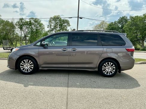 Used 2019 Toyota Sienna XLE w/ XLE Navigation Package FWD image 8