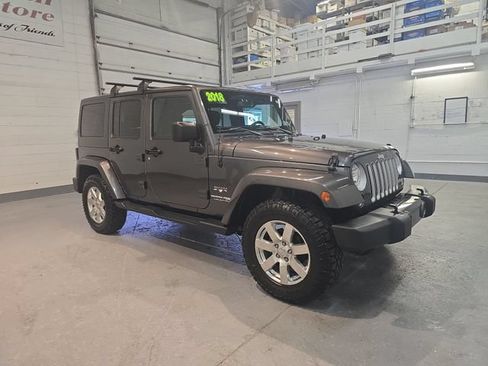Used 2018 Jeep Wrangler Unlimited Sahara w/ Dual Top Group AWD/4WD image 9
