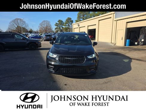 Used 2022 Chrysler Pacifica Limited w/ S Appearance Package image 10