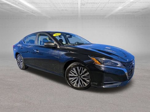 Used 2024 Nissan Altima 2.5 SV FWD image 3