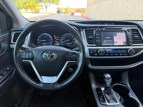 Used 2019 Toyota Highlander SE w/ Nightshade Edition FWD image 15