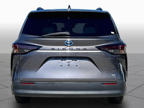 Used 2024 Toyota Sienna XLE FWD image 5