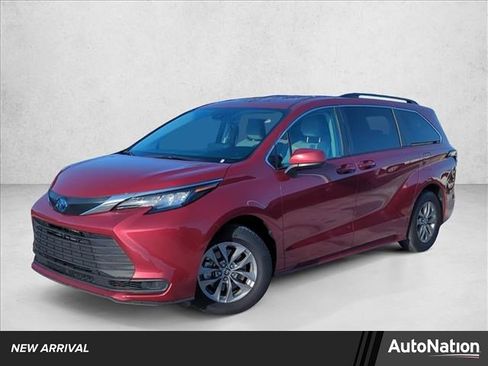 Used 2022 Toyota Sienna LE image 1
