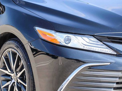 Used 2021 Toyota Camry XLE FWD image 3