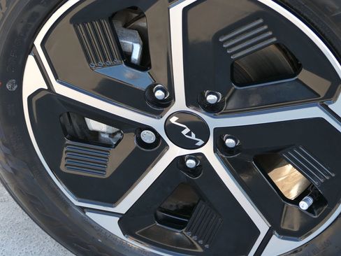 Used 2023 Kia Niro EX image 11