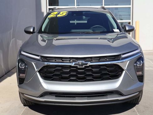 Used 2025 Chevrolet Trax LT w/ LT Convenience Package FWD image 5