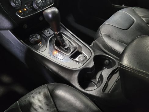 Used 2019 Jeep Cherokee Limited w/ Luxury Group AWD/4WD image 26