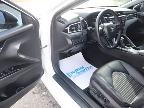 Used 2018 Toyota Camry SE w/ Convenience Package image 3