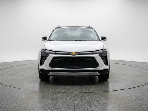Used 2025 Chevrolet Blazer LT FWD image 2