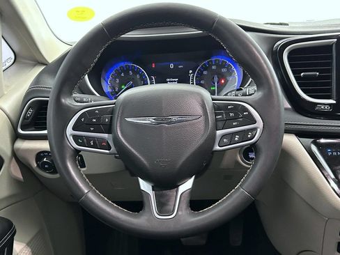 Used 2022 Chrysler Pacifica Touring-L FWD image 11