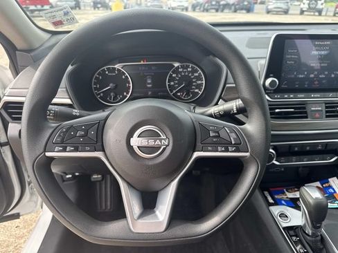 Used 2025 Nissan Altima 2.5 SV FWD image 33