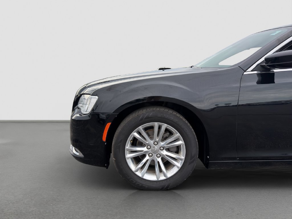 Used 2016 Chrysler 300 C RWD image 22