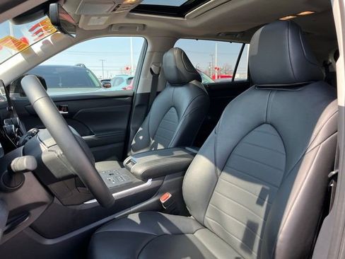 Used 2024 Toyota Highlander XLE image 18