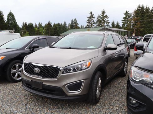 Used 2017 Kia Sorento AWD image 3