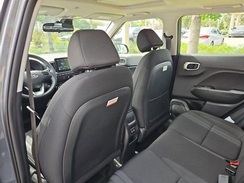 Certified 2025 Hyundai Venue SEL image 10