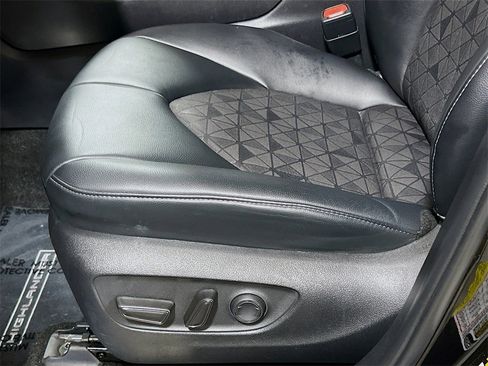 Used 2024 Toyota Highlander XLE image 16