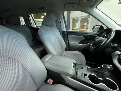 Used 2021 Toyota Highlander LE FWD image 32