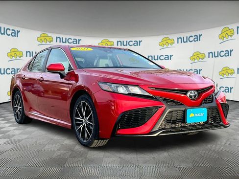 Used 2021 Toyota Camry SE image 1
