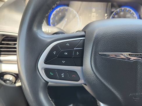 Used 2022 Chrysler Pacifica Touring-L FWD image 16