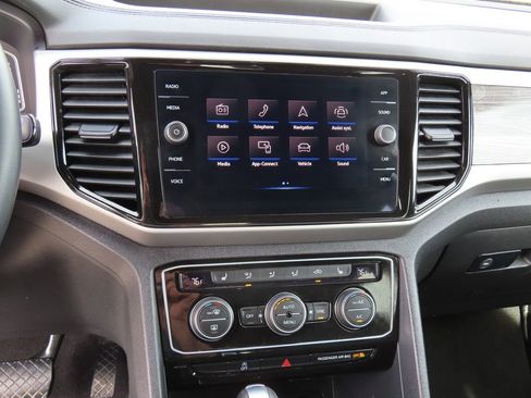 Used 2022 Volkswagen Atlas Cross Sport SE image 17