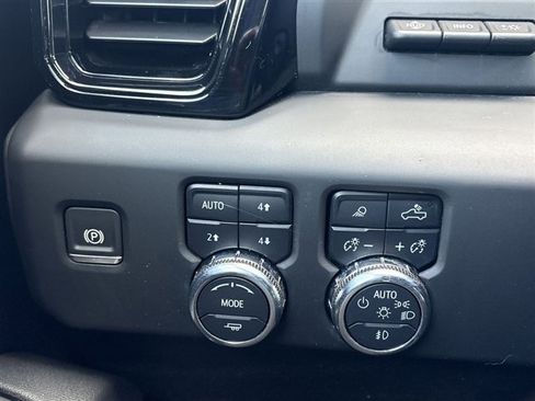 Used 2024 GMC Sierra 1500 AT4 w/ Technology Package image 18