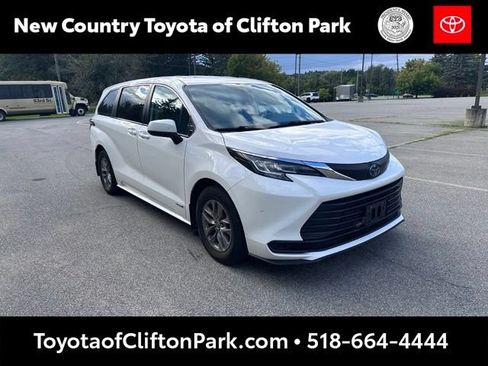 Used 2021 Toyota Sienna LE AWD/4WD image 1