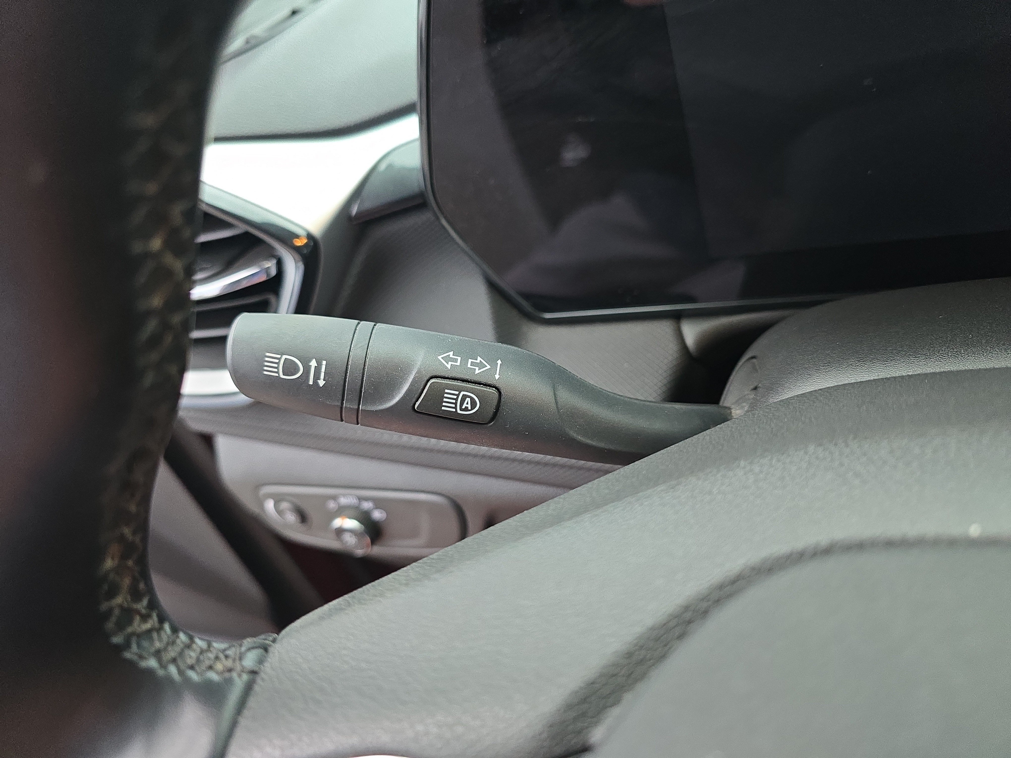 Used 2024 Chevrolet TrailBlazer LT w/ LT Cold Weather Package AWD/4WD image 22