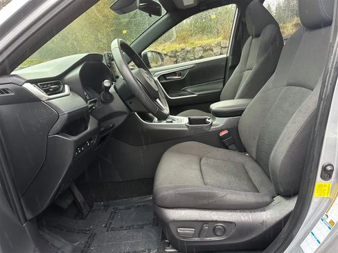 Used 2022 Toyota RAV4 SE image 14