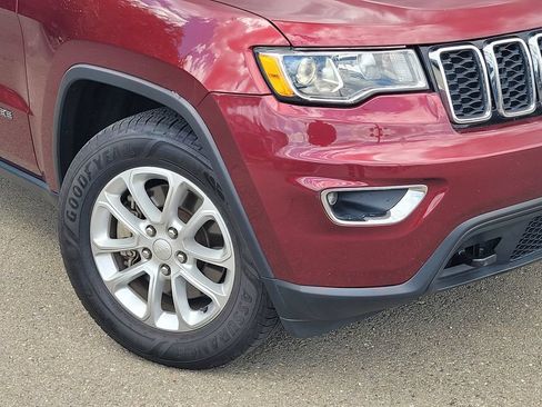 Used 2021 Jeep Grand Cherokee Laredo AWD/4WD image 9
